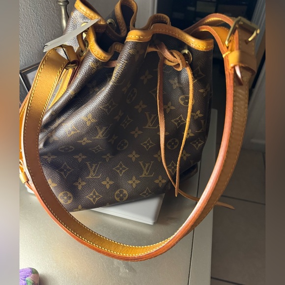 Louis Vuitton Handbag - Picture 2 of 4